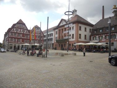 Eppinger Marktplatz mit Rathaus